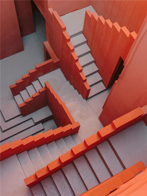 《鱿鱼游戏》西班牙超现实主义建筑“网红” —红墙公寓La Muralla Roja_3656086