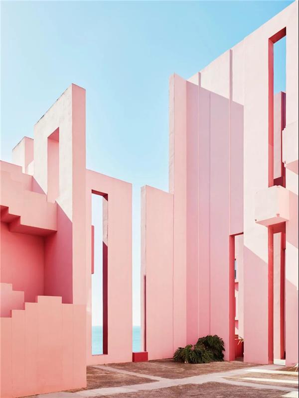 《鱿鱼游戏》西班牙超现实主义建筑“网红” —红墙公寓La Muralla Roja_3656086