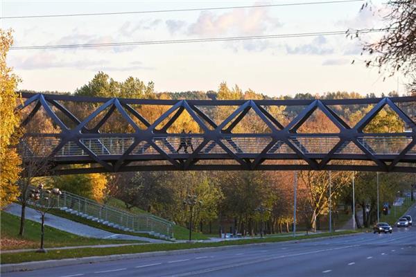 BRIDGE IN THE JONAVA，约纳瓦的人行天桥_3677639