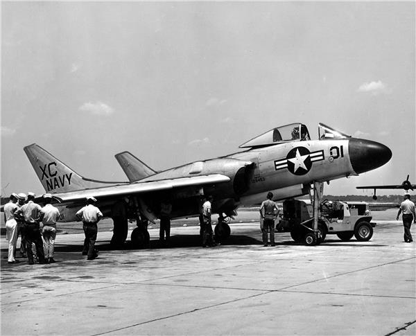 F-7U战斗机（绰号：“弯刀” Cutlass）_1668244