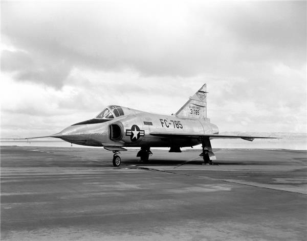 F-102战斗机（绰号：“三角剑”）_1811612