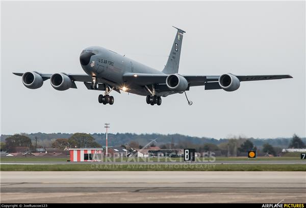 KC-135空中加油机（绰号：“同温层油船”）_1377529