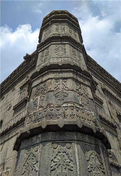 15世纪末和16世纪初，乔托索纳清真寺上带有阿拉伯图案的角楼