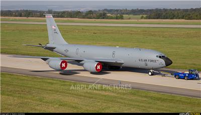 KC-135空中加油机（绰号：“同温层油船”）