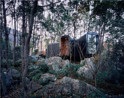 隐于山石的温泉小屋