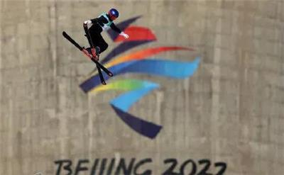 中国女子雪上项目奥运首金——谷爱凌在首钢大跳台夺冠