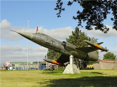 F-104战斗机（绰号：“星式战斗机”、“寡妇制造机”、“有人导弹”、“飞行棺材”、“寡妇制造者”）