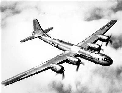 B-29轰炸机（绰号：“超级空中堡垒”Superfortress）