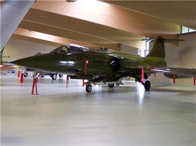 F-104战斗机（绰号：“星式战斗机”、“寡妇制造机”、“有人导弹”、“飞行棺材”、“寡妇制造者”）