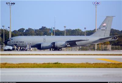 KC-135空中加油机（绰号：“同温层油船”）