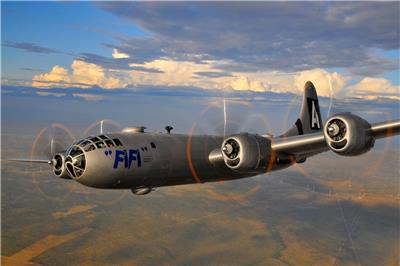 B-29轰炸机（绰号：“超级空中堡垒”Superfortress）