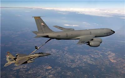 KC-135空中加油机（绰号：“同温层油船”）