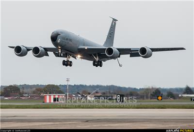 KC-135空中加油机（绰号：“同温层油船”）