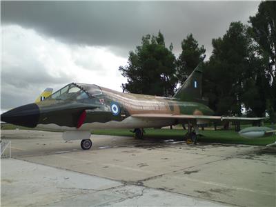 F-102战斗机（绰号：“三角剑”）